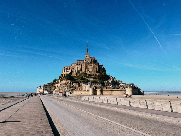 Voyager en groupe en taxi pour aller visiter le Mont-Saint-Michel hors saison